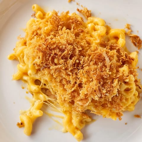Creamy, cheesy macaroni and cheese with a crispy breadcrumb topping, perfect for dinner.